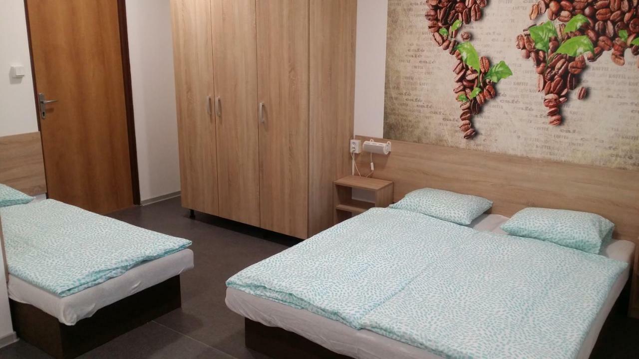 Hostel Delfin Štúrovo Buitenkant foto